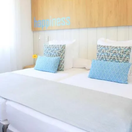 Single With Half Board, Wifi, Pool, Beach Appartement